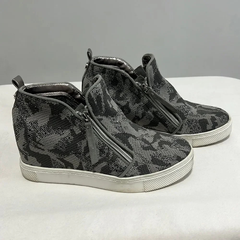 Steve Madden || Girls Wedge Grey and Silver Camouflage Ankle Booties size 4